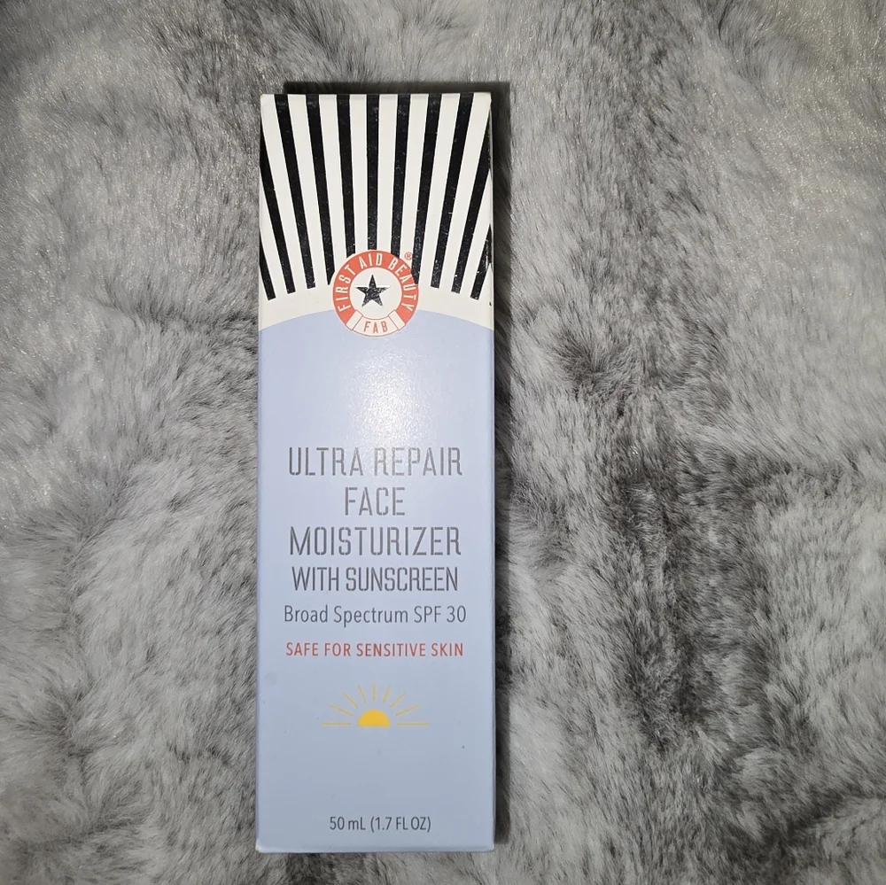 NWT First Aid beauty ultra repair face moisturizer w/sunscreen spf30‎ brand new